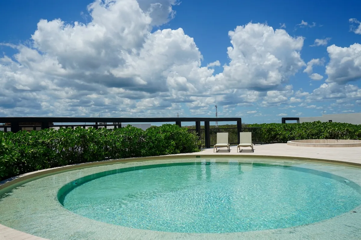 Alberca circular en la azotea de Tuk Tulum con vista a la selva de Tulum