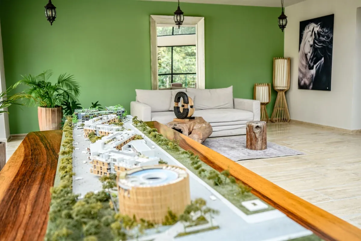 Maqueta a escala del desarrollo Tuk Tulum sobre una mesa de madera