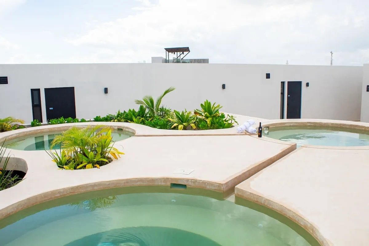 Jacuzzis en la azotea del conjunto, rodeados de vegetación